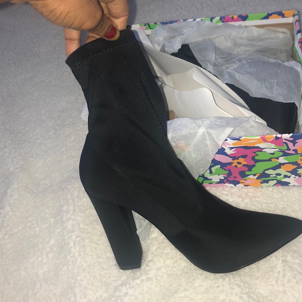 Size 8 Brand New heeled bootie